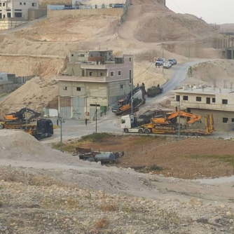 العدو الصهيوني يهدم بناية سكنية في بلدة زعترة شرق بيت لحم