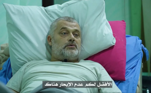 القوات اليمنية تعرض شهادات طاقم سفينة "ETERNITY C" بعد استهدافها