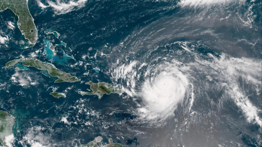 الولايات المتحدة: "إيرين" يزداد قوة بعد أن تطور إلى إعصار خطير من الفئة الرابعة