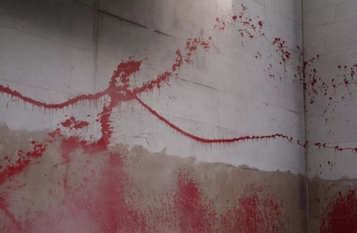 نشطاء مؤيدون لفلسطين يرشقون مقر "بي بي سي" بالطلاء الأحمر ويتهموها بالتواطؤ مع الكيان الصهيوني