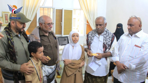 تكريم حافظة لكتاب الله من أبناء الشهداء في مديرية الميناء بالحديدة