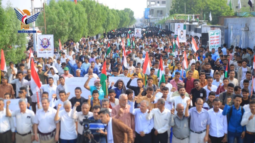 مسيرة لمنتسبي جامعة الحديدة والجامعات الأهلية والمعاهد المهنية بالحديدة دعمًا لغزة