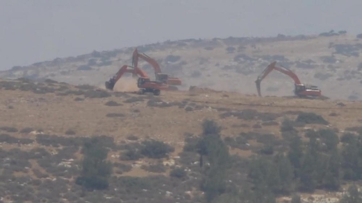   العدو الصهيوني يجرف أراضي في خربة إبزيق ويعتدي على فلسطيني ووالده في اللبن الشرقية