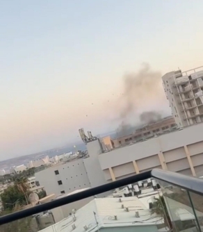 مسيّرة تضرب هدفا في أم الرشراش وألسنة اللهب والدخان تتصاعد