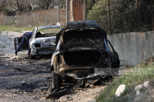 مستوطنون يحرقون مركبات فلسطينيين ويخطون شعارات عنصرية شرق رام الله