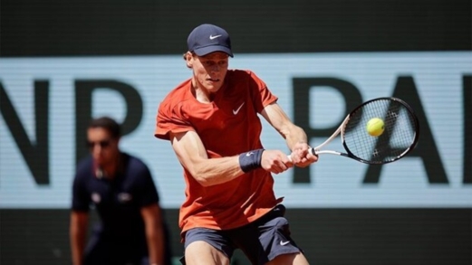 الإيطالي يانيك سينر يحجز مقعده في نصف نهائي "رولان غاروس"