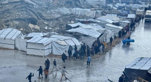   منخفض جوي يغرق آلاف الخيام في غزة والدفاع المدني يطالب بتدخل عاجل وإدخال بيوت متنقلة