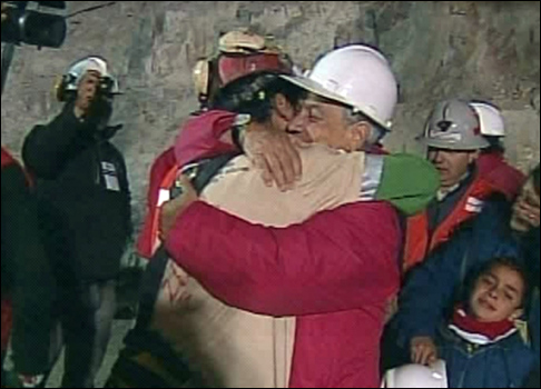 سلطات تشيلي تكثف البحث عن خمسة عمال عالقين داخل أكبر منجم للنحاس في العالم