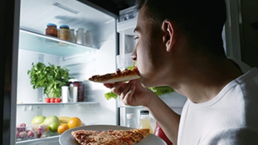 العشاء المتأخر.. يربك الساعة البيولوجية ويزيد خطر السكري!