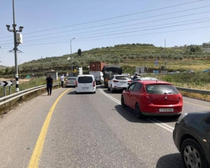 العدو الإسرائيلي يغلق طريق رام الله – نابلس