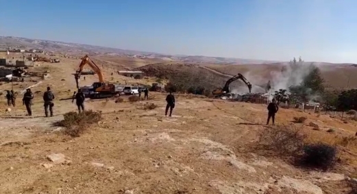 العدو الإسرائيلي يهدم منزلين و5 بركسات وبئر مياه في مسافر يطا