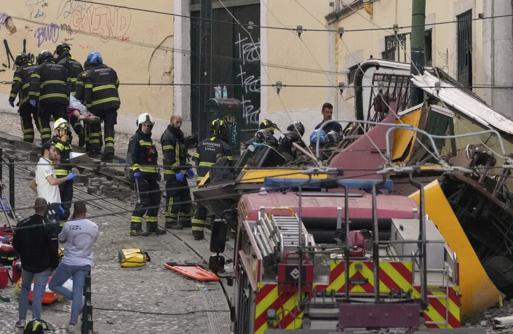 مقتل 15 شخصا وإصابة آخرين بعد خروج قطار عن مساره في البرتغال