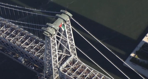 العلم الفلسطيني يرفرف فوق أكبر جسور ولاية نيويورك الأمريكية