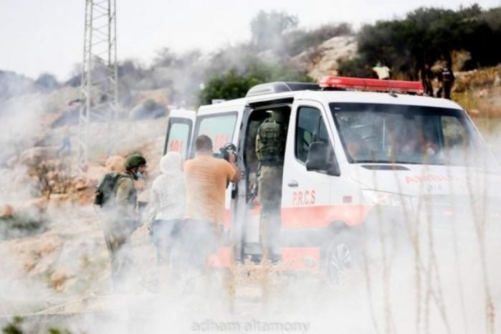 إصابة طاقم مسعفين بمسيلات دموع أطلقها العدو الإسرائيلي في طوباس