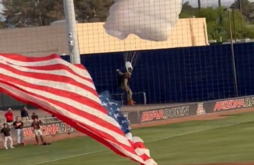 إصابة مظليين بهبوط عنيف خلال عرض على ملعب بيسبول في أريزونا الأمريكية 