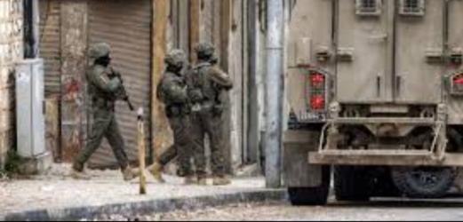 قوات العدو الإسرائيلي تنصب حواجزا و تقتحم عدة بلدات بالضفة الغربية