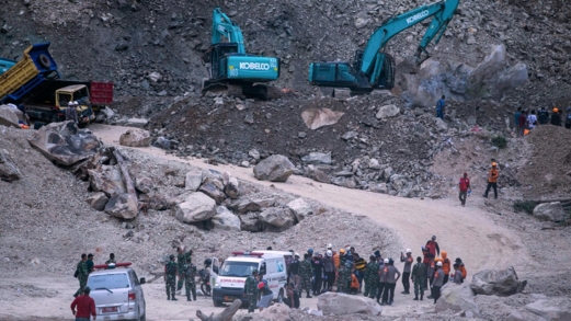 مقتل 14 شخصا على الأقل في انهيار محجر في إندونيسيا