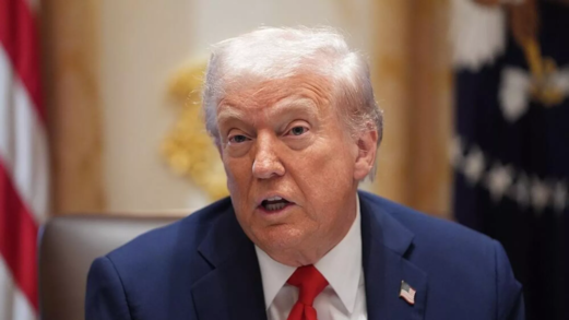 ترامب: أمريكا ستفرض رسوما إضافية بنسبة 100% على الصين ترامب: أمريكا ستفرض رسوما إضافية بنسبة 100% على الصين