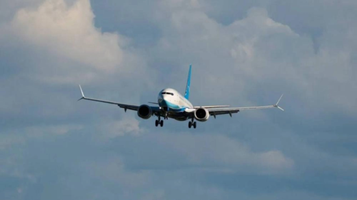 طائرة بوينج 777 تابعة لإير إنديا تضطر للهبوط بعد انخفاض ضغط زيت أحد المحركات