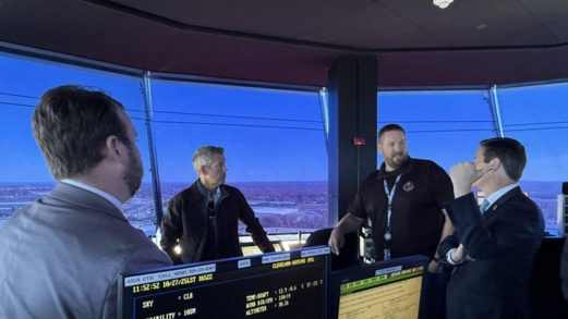 وزير النقل الأمريكي: مراقبو الحركة الجوية لن يحصلوا على رواتبهم بداية من الغد