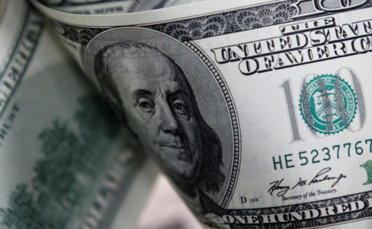 سعر الدولار يرتفع إلى أعلى مستوى له بسبب ابتعاد المستثمرين عن اليورو