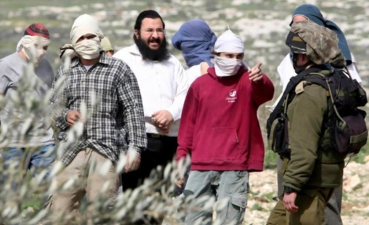 مستوطنون يعتدون على ممتلكات الفلسطينيين في الضفة بحماية قوات العدو الصهيوني