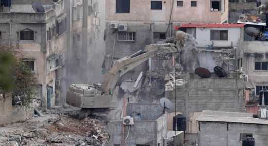 العدو الصهيوني يهدم عدة محال في النقب ويخطر بهدم منزل أسير فلسطيني في عقابا 