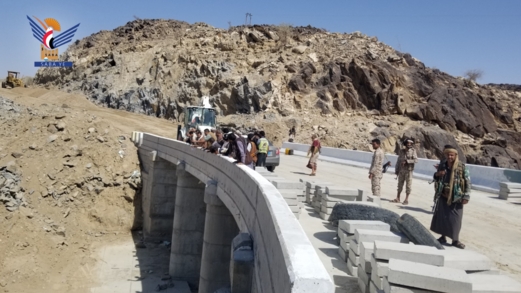 محافظ البيضاء يتفقد سير الأعمال النهائية بجسر حرية بمديرية ردمان