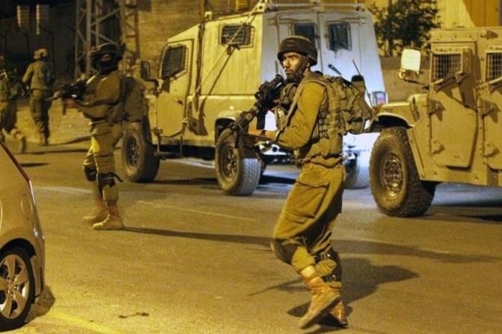 العدو الصهيوني يقتحم بلدات وقرى شرق طولكرم ويعتقل شابين فلسطينيين