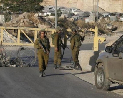 العدو الإسرائيلي ينصب حاجزا عسكريا في كفر مالك شرق رام الله ومستوطنون يقتحمون تجمع جبل البابا في العيزرية جنوب القدس المحتلة