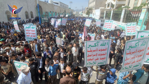 مسيرة طلابية في مركز محافظة حجة تنديداً بالعدوان السعودي على مطار صنعاء