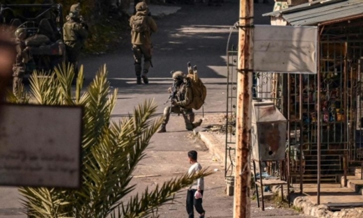 قوات العدو الإسرائيلي تطلق قنابل دخانية على المدنيين وتعزز وجودها جنوبي سوريا