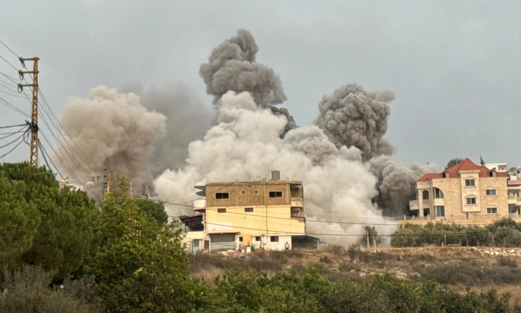 العدو الاسرائيلي يفجٍر منزلا في بلدة ميس الجبل جنوبي لبنان