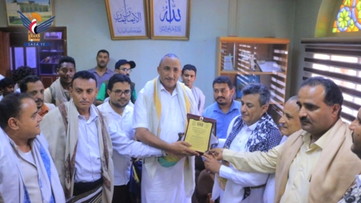 محافظ الحديدة يكرم مدير الشؤون القانونية بديوان المحافظة