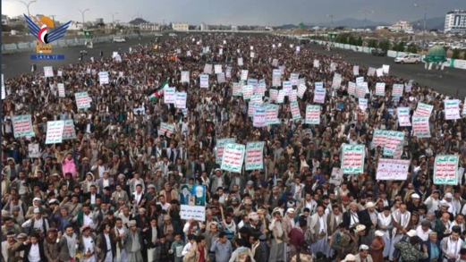 تعز.. حشود جماهيرية في 100 ساحة تأييداً لخيارات القيادة الثورية ورفضاً للعدوان