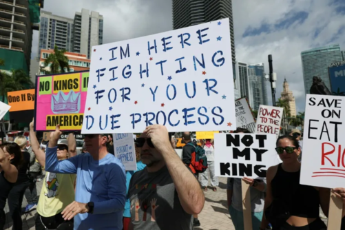 آلاف الأمريكيين يتظاهرون ضد ترامب