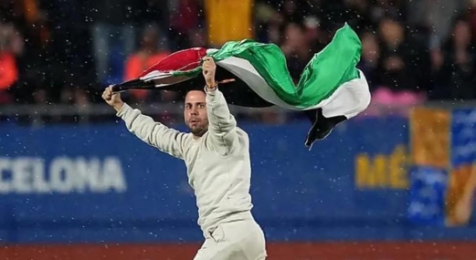 رافعا العلم الفلسطيني ..مشجع أسباني يقتحم الملعب خلال مباراة برشلونة وخيتافي