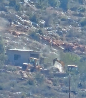 العدو الإسرائيلي يهدم منزلًا في فروش بيت دجن شرقي نابلس ..ومستوطنون يتلفون شبكات ري