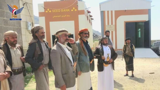 محافظ المحويت ونائب وزير الإدارة والتنمية المحلية يزوران بنك البذور المجتمعية بالطويلة