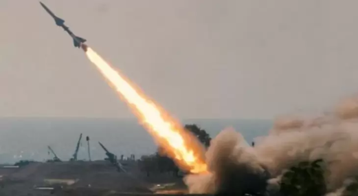 إثر صاروخ يمني ..صافرات الإنذار تدوي في عدة مناطق بالأراضي المحتلة 