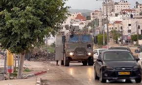 حملة مداهمات للعدو الصهيوني في مخيم العروب وقرية دير قديس وترمسعيا وكفر مالك قرب رام الله