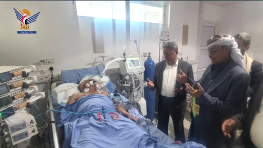 السامعي يطمئن على صحة الكاتب والصحفي خليل العُمري