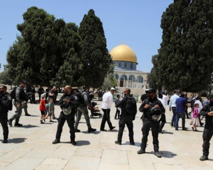 مستوطنون صهاينة يجددون اقتحامهم لباحات المسجد الأقصى