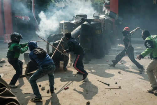 مقتل 3 أشخاص بحريق خلال احتجاجات في إندونيسيا