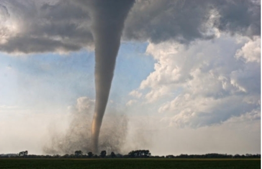 مشاهد مرعبة من الولايات المتحدة.. أكثر من 70 عاصفة تضرب عدة مناطق