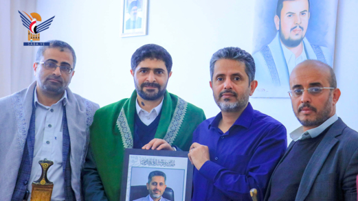 رئيس هيئة رعاية أسر الشهداء يزور أسرتي الشهيدين أحمد الرهوي وهاشم شرف الدين