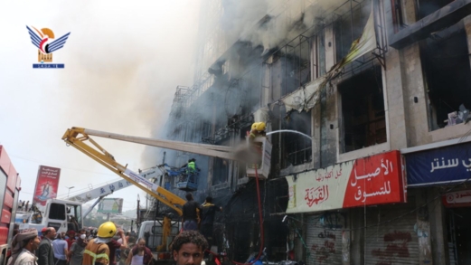 تعز.. فرق الدفاع المدني تخمد حريقا نشب في سوق تجاري في الحوبان