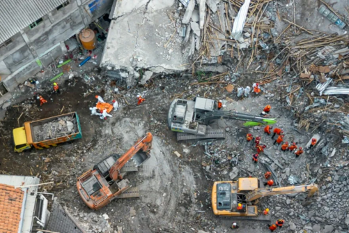 67 قتيلا حصيلة انهيار المدرسة في إندونيسيا مع انتهاء عمليات البحث