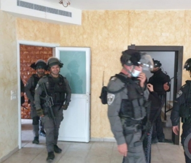 العدو يقتحم منزل عائلة الشهيد مؤمن مسالمة ويأخذ قياساته