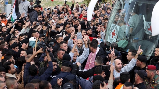 العدو الصهيوني يفرج عن أسرى الدفعة السابعة من صفقة "طوفان الأقصى"